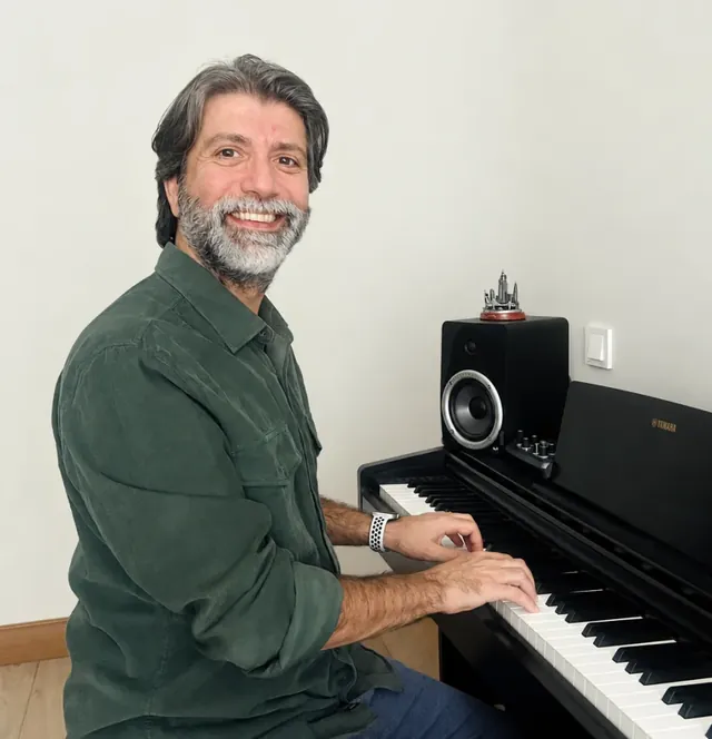Can Alpay piyano çalarken